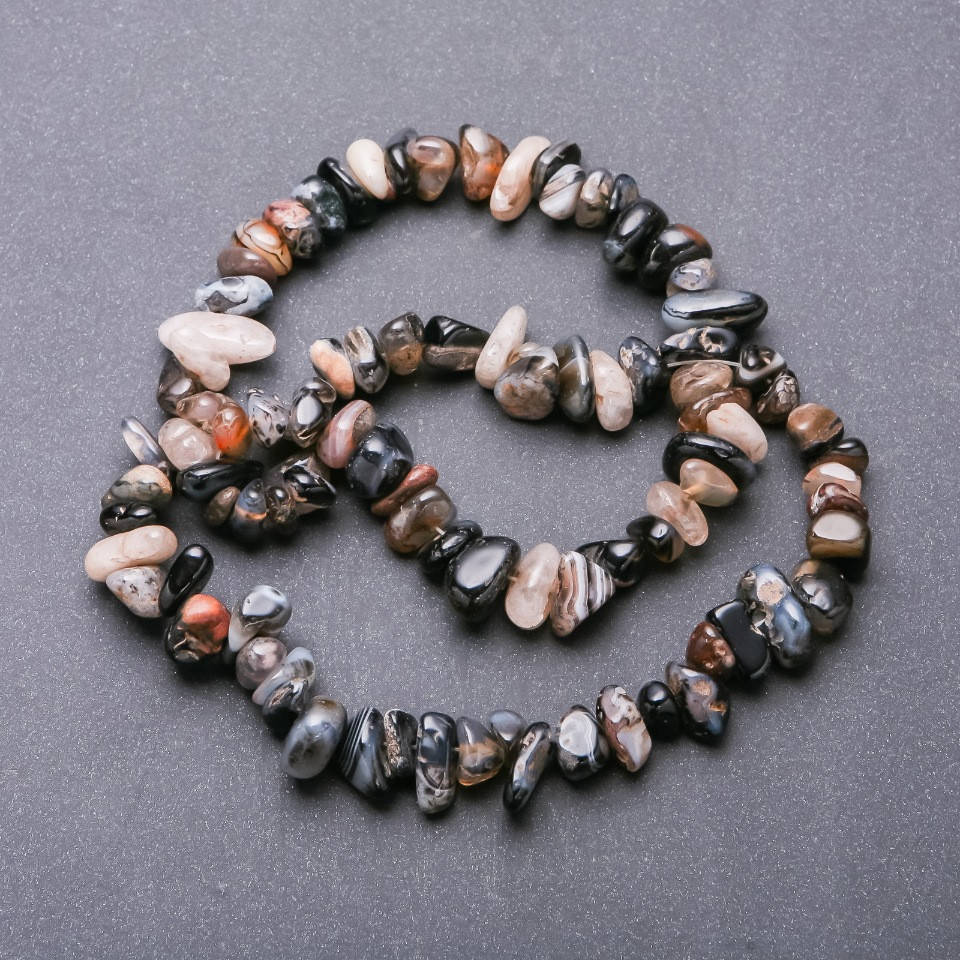 

Бусины Агат черный коричневый бежевый крошка галтовка d-10-14+-мм нитка L-55см