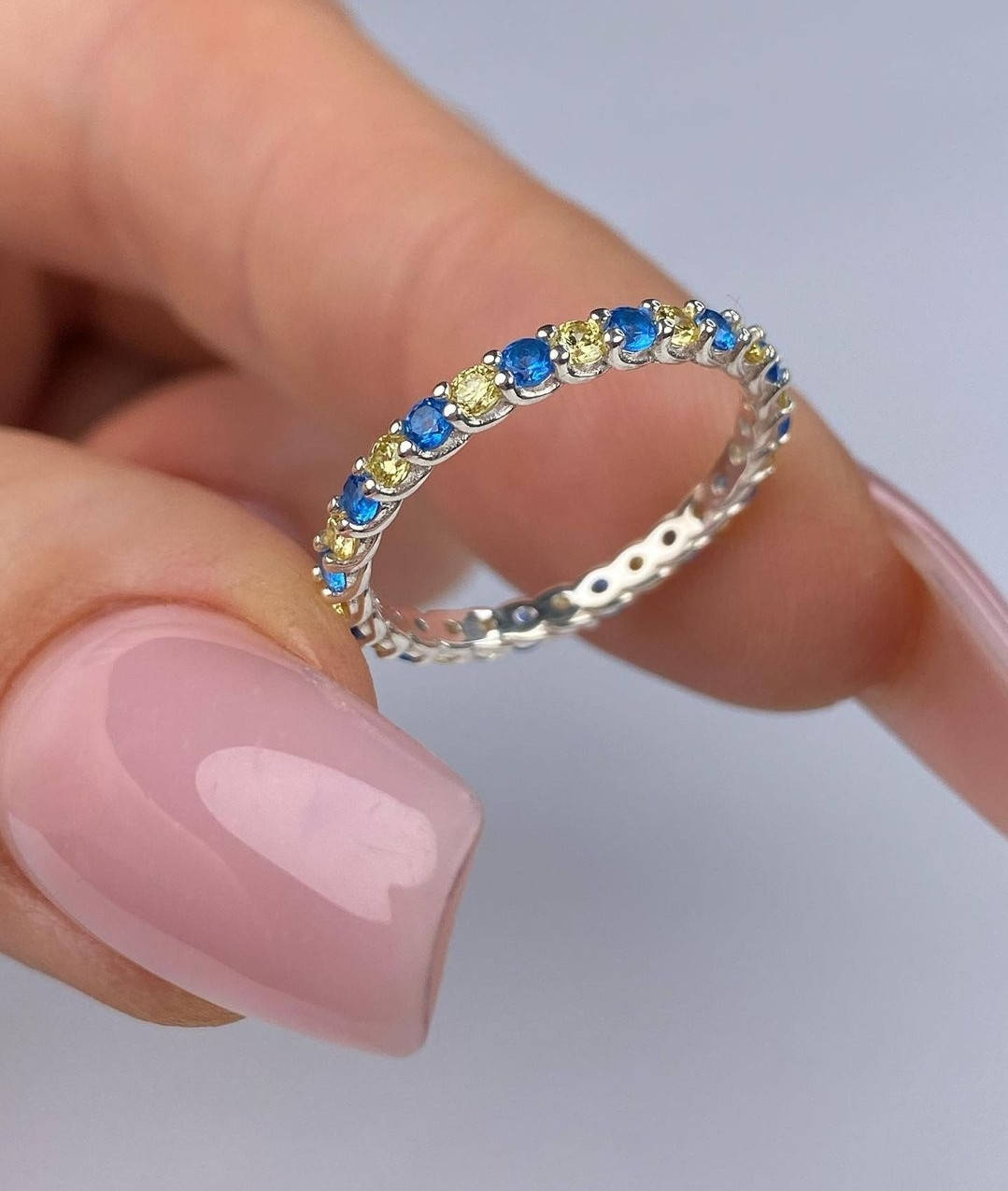 

Кольцо женское серебряное с фианитами голубого и желтого цвета 17