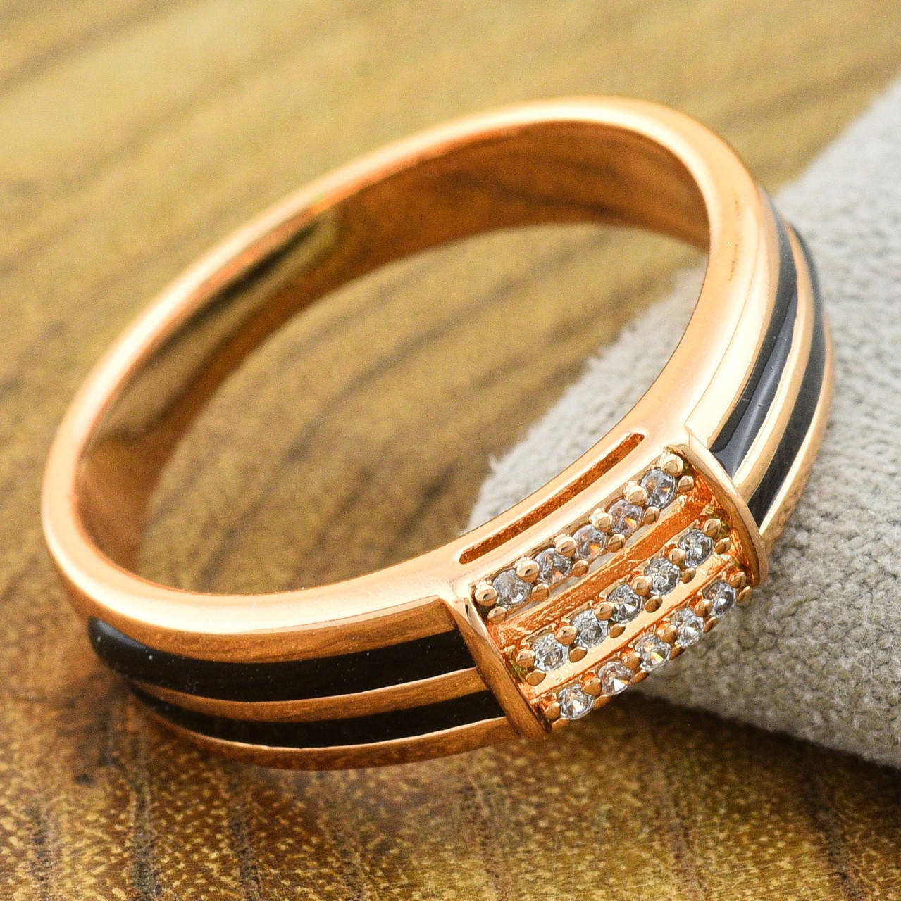 

Кольцо Xuping 30578 ширина 6 мм белые фианиты черная эмаль позолота 18К размер 18