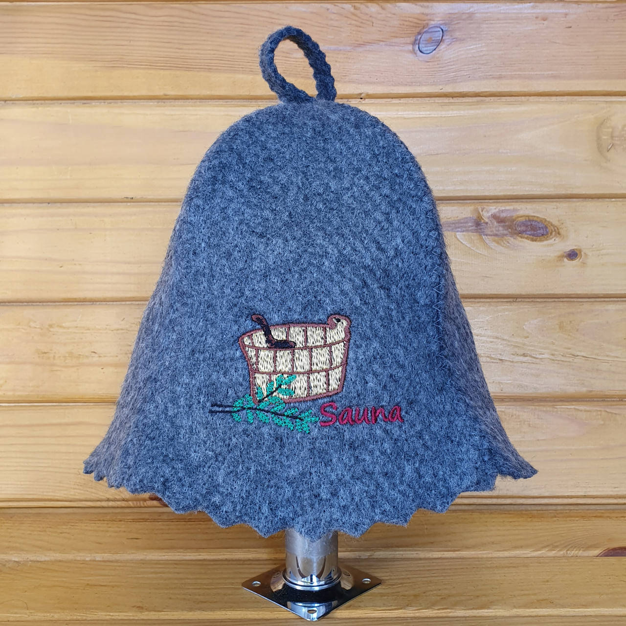 

Шапка в сауну с вышивкой G "Sauna кадушка коричневая" серая геотекстиль