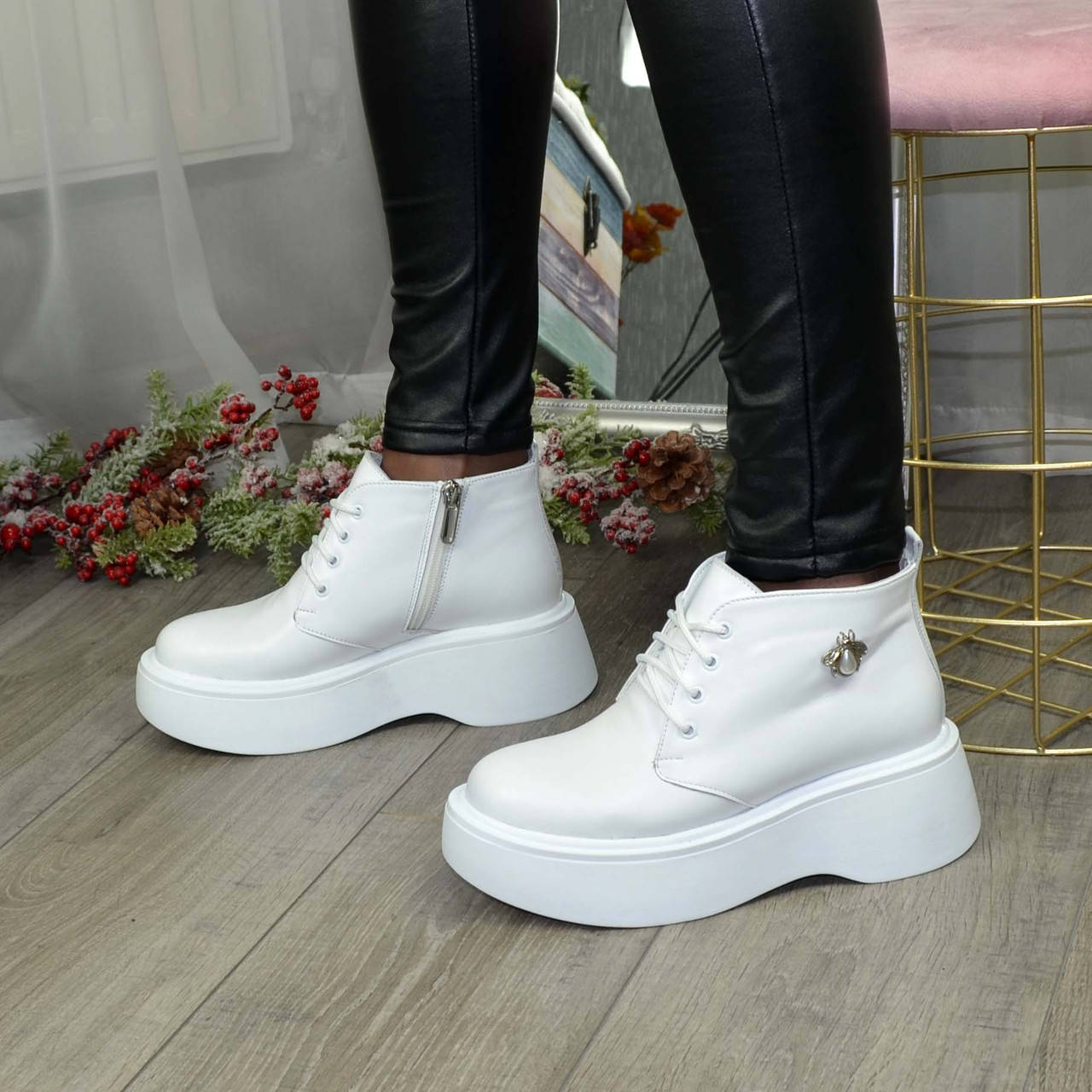 

Ботинки женские кожаные на шнуровке. Цвет белый