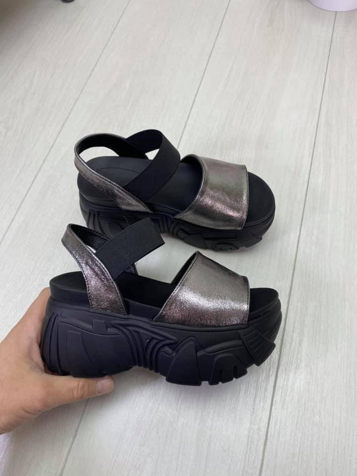 

Босоножки на высокой платформе без застежки на резинке графитовая кожа