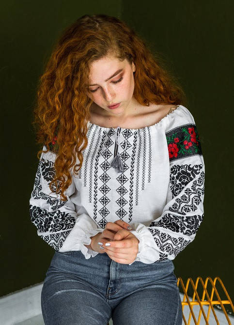 

Женская нарядная блузка - вышиванка Аничка, длинный рукав, р. 42 белая с черным