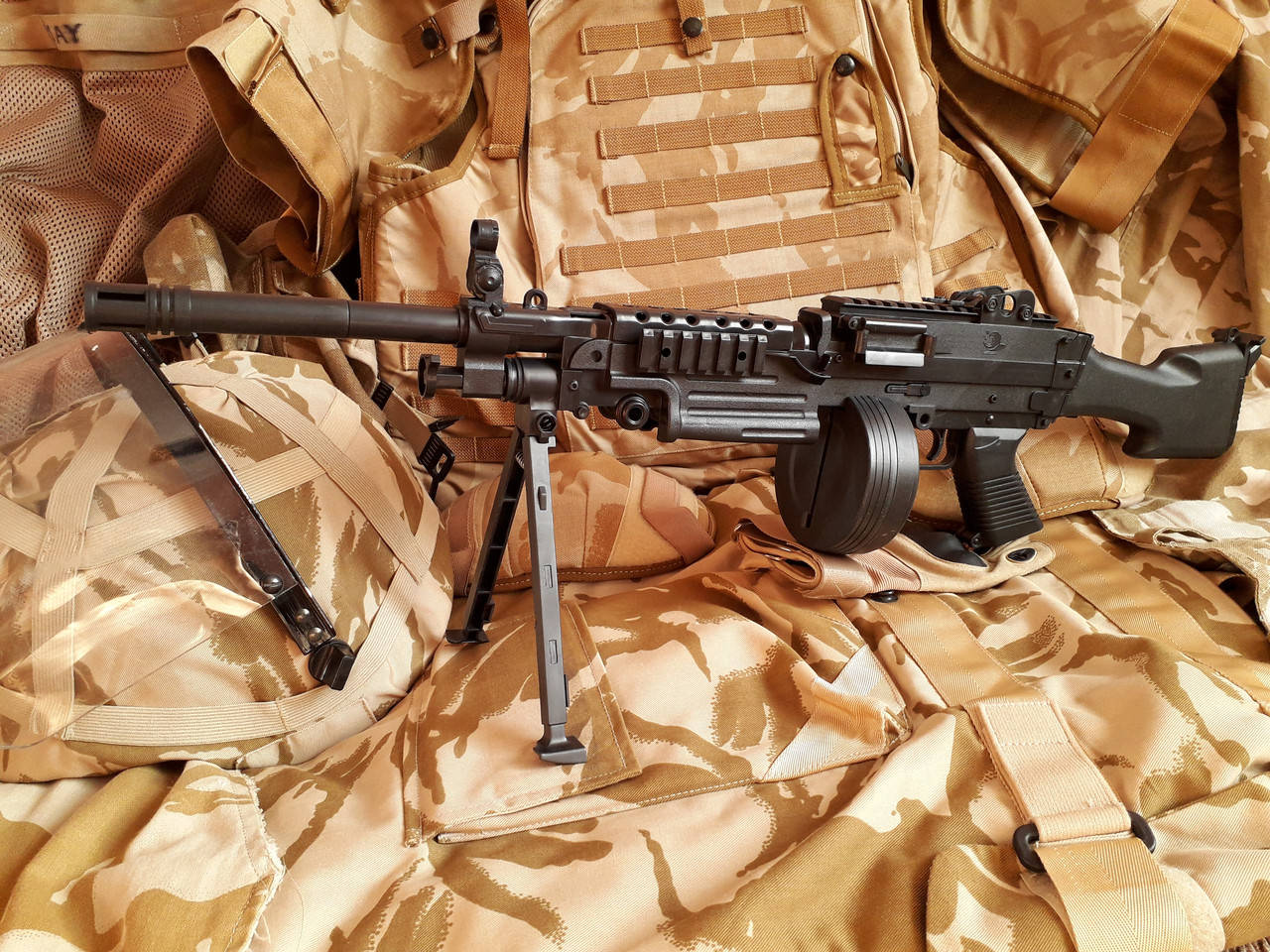 

Пулемет M249 SAW на пластиковых шариках 6мм. с лазером, Черный