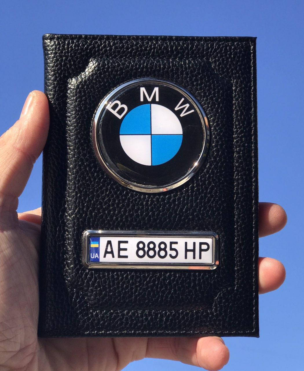

Кожаная обложка для автодокументов BMW с логотипом и гос. номером авто ребристая кожа с черной ниткою
