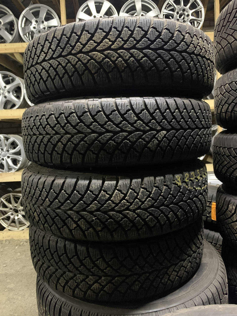 

Комплект 155x70R13 LASSA Snoway 2 plus + диски сталеві 4х108R13 з ковпаками