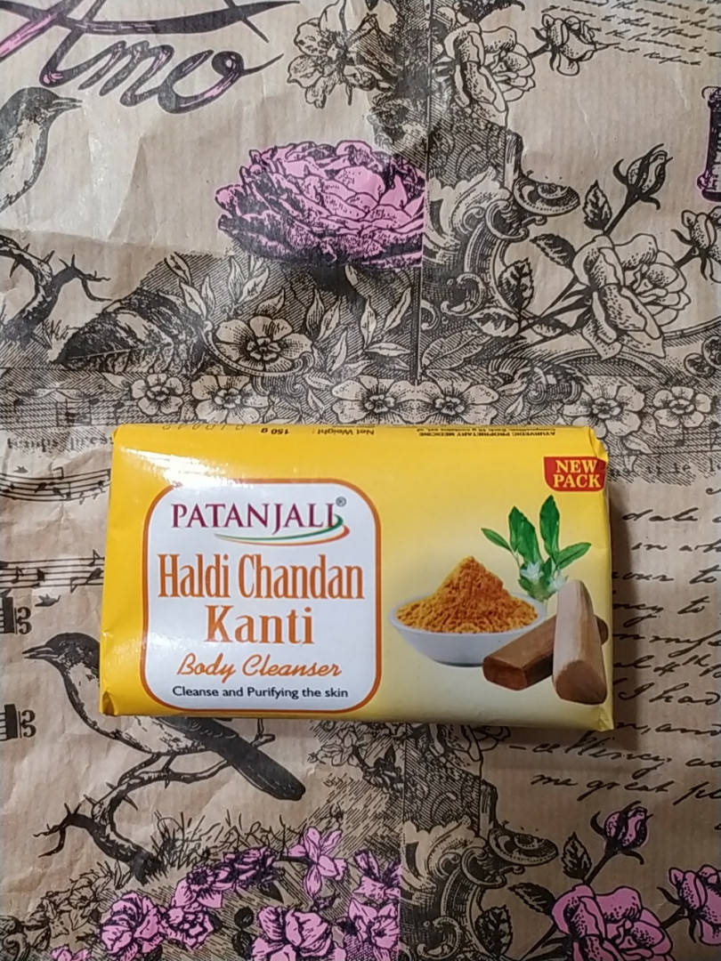 

Мыло Патанджали с сандалом и куркумой, Soap Haldi Chandan Kanti Patanjali, 150г
