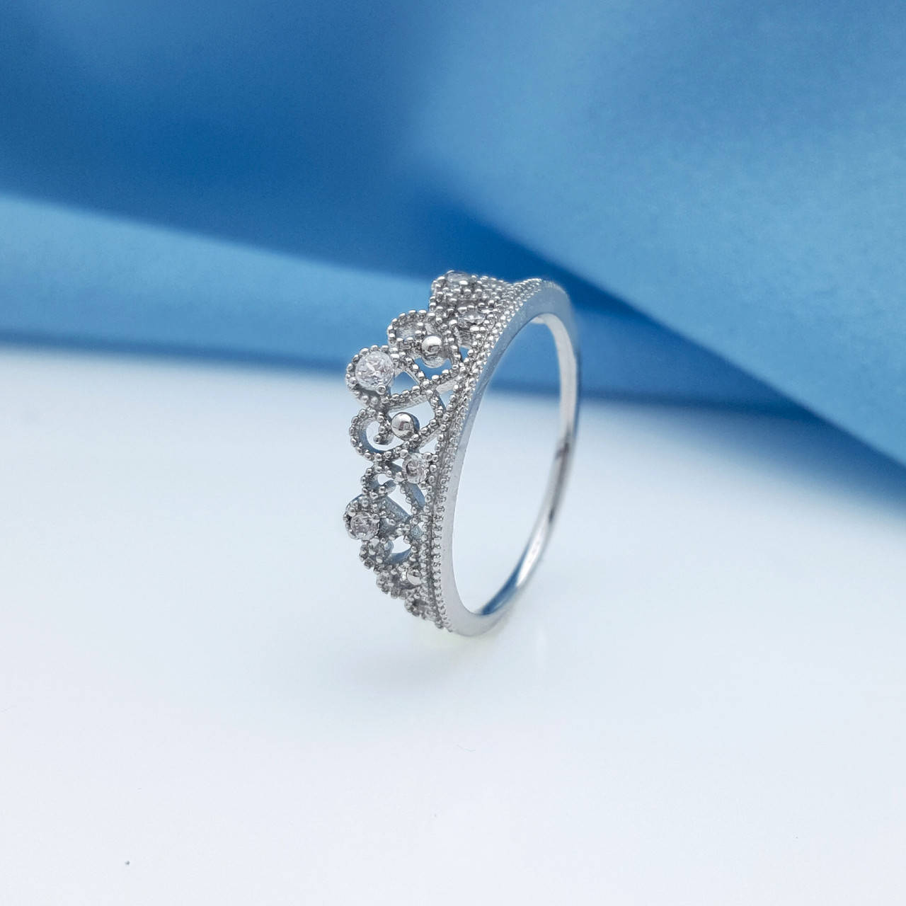 

Кольцо Ажурная Корона с камнями; р.18.5; медсталь Xuping