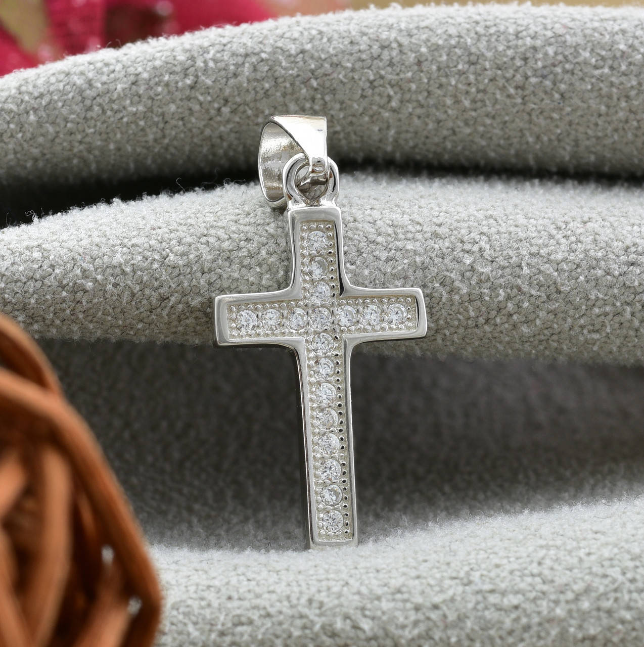 

Серебряный крест размер 23х10 мм вставка белые фианиты вес 1.22 г