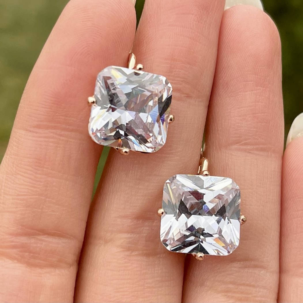 

Серьги с квадратными белыми цирконами покрытие золотом 18к.