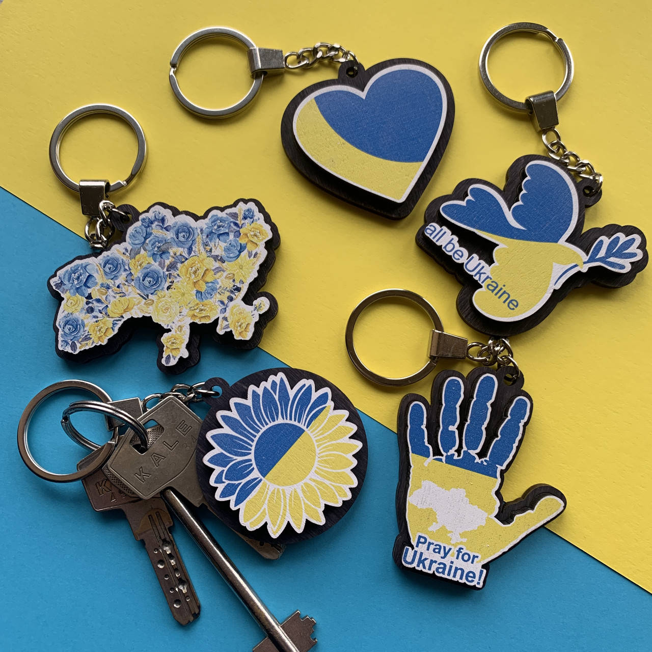 

Набор деревянных брелков с цветным патриотическим принтом (5 штук в наборе), Разные цвета