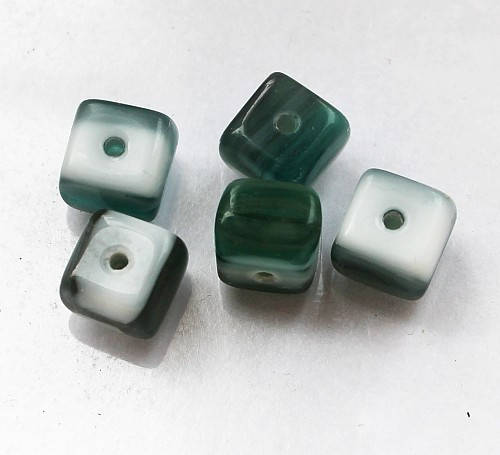 

Бусины-кубики меланжевые, бело-зеленые, длина отв. 6мм, 5 бусин в упаковке