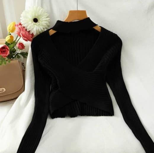 

Трендовый кроп-топ с переплетом и чокером черный