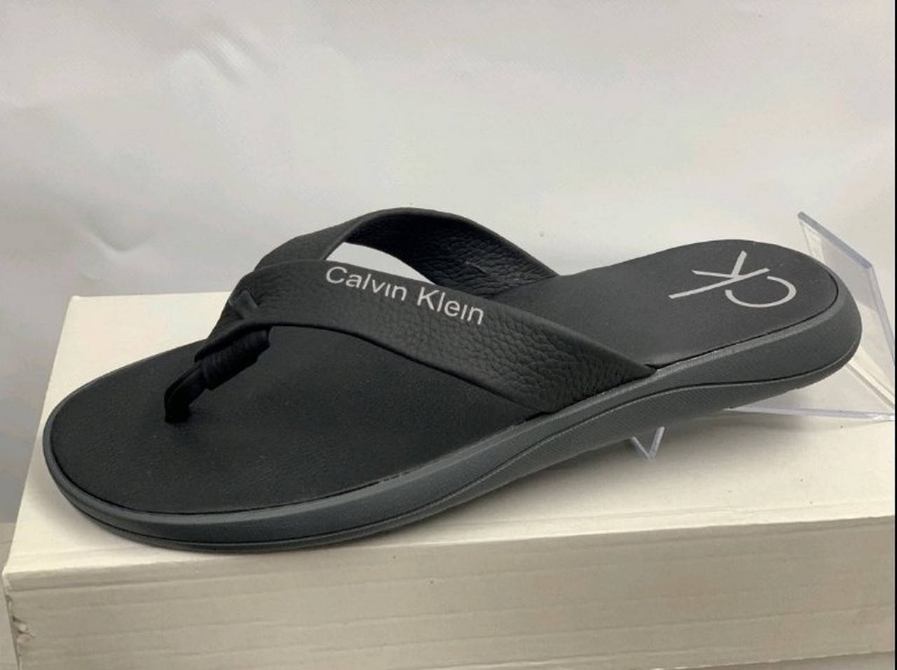 

Шлепанцы мужские Calvin Klein.Кожаные шлепанцы.с 40 по 46 размер., Черный