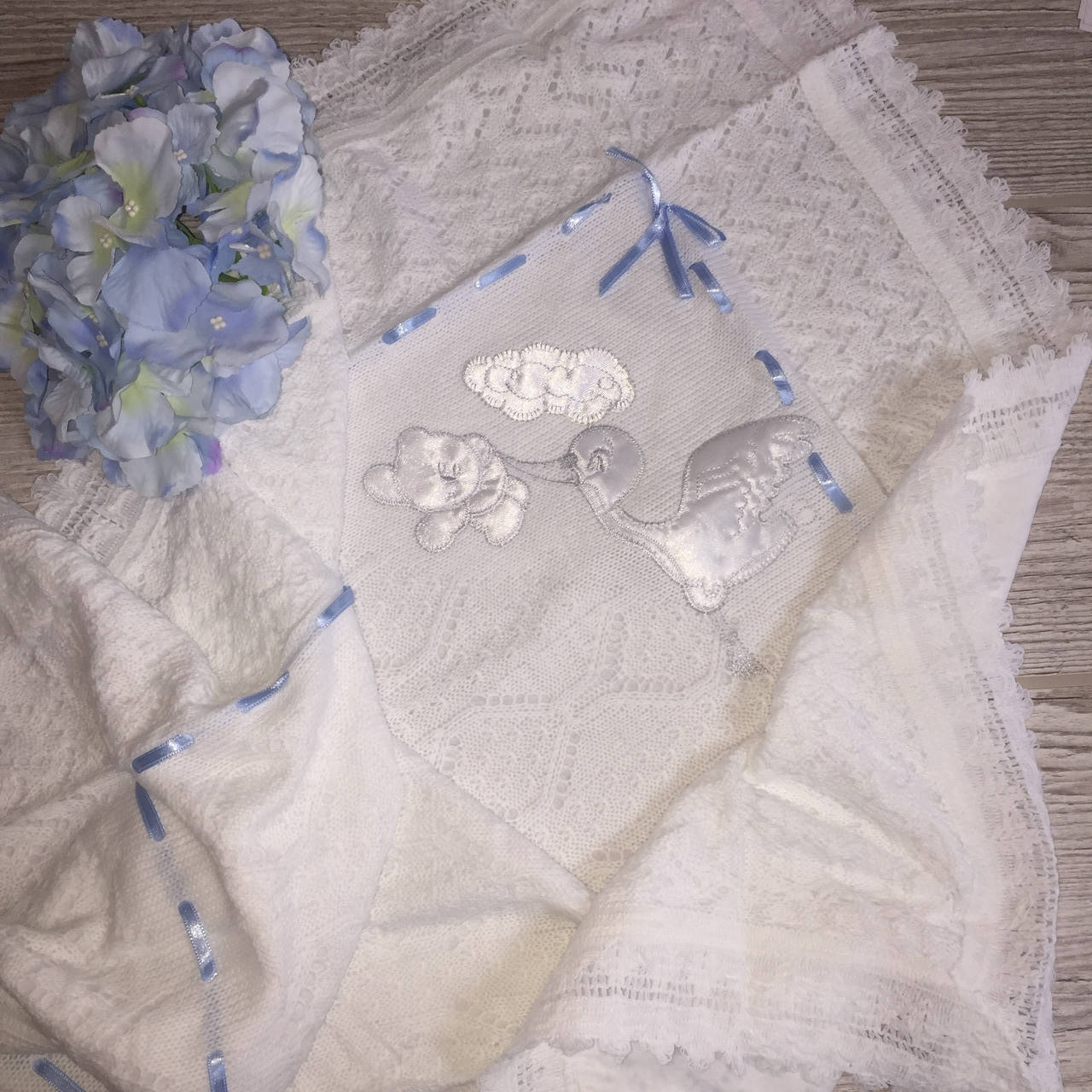 

Крыжма вязка с кружевом и апликацией на трикотажной подкладке с голубой ленточкой, Белый