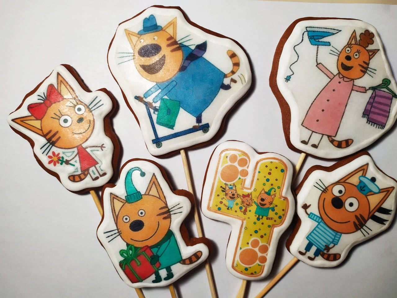 

Імбирні пряники-топпери на торт "Три кота"