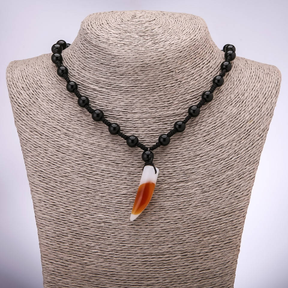 

Кулон на бусах из Агата "Клык" d-10х37мм L-70см