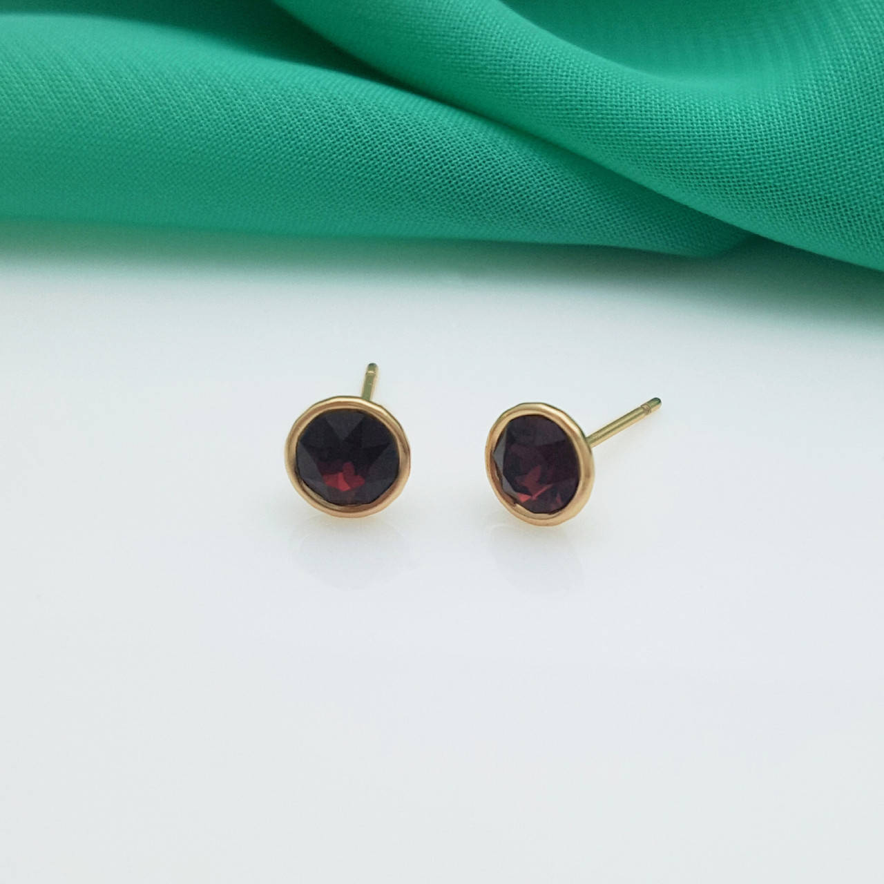

Серьги-гвоздики, Коричневый Swarovski, медзолото, 18К