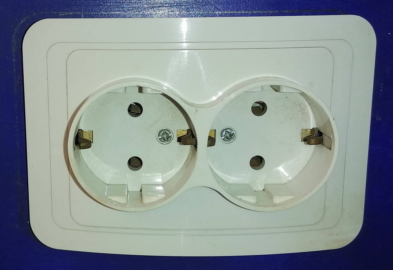 

Розетка двойная с заземлением белая тип Makel