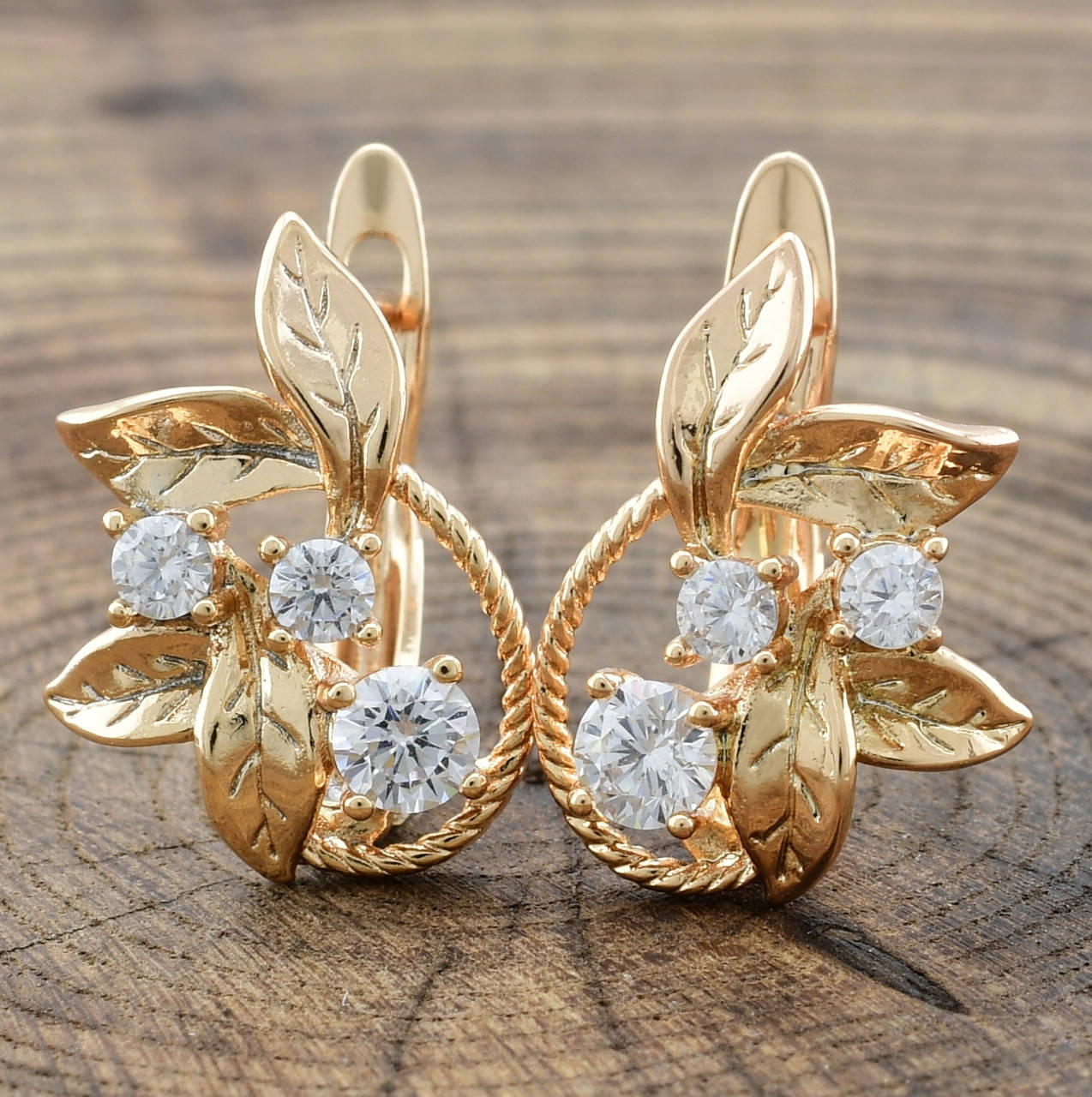 

Серьги Xuping 32863 размер 16х12 мм белые фианиты вес 2.7 г позолота 18К