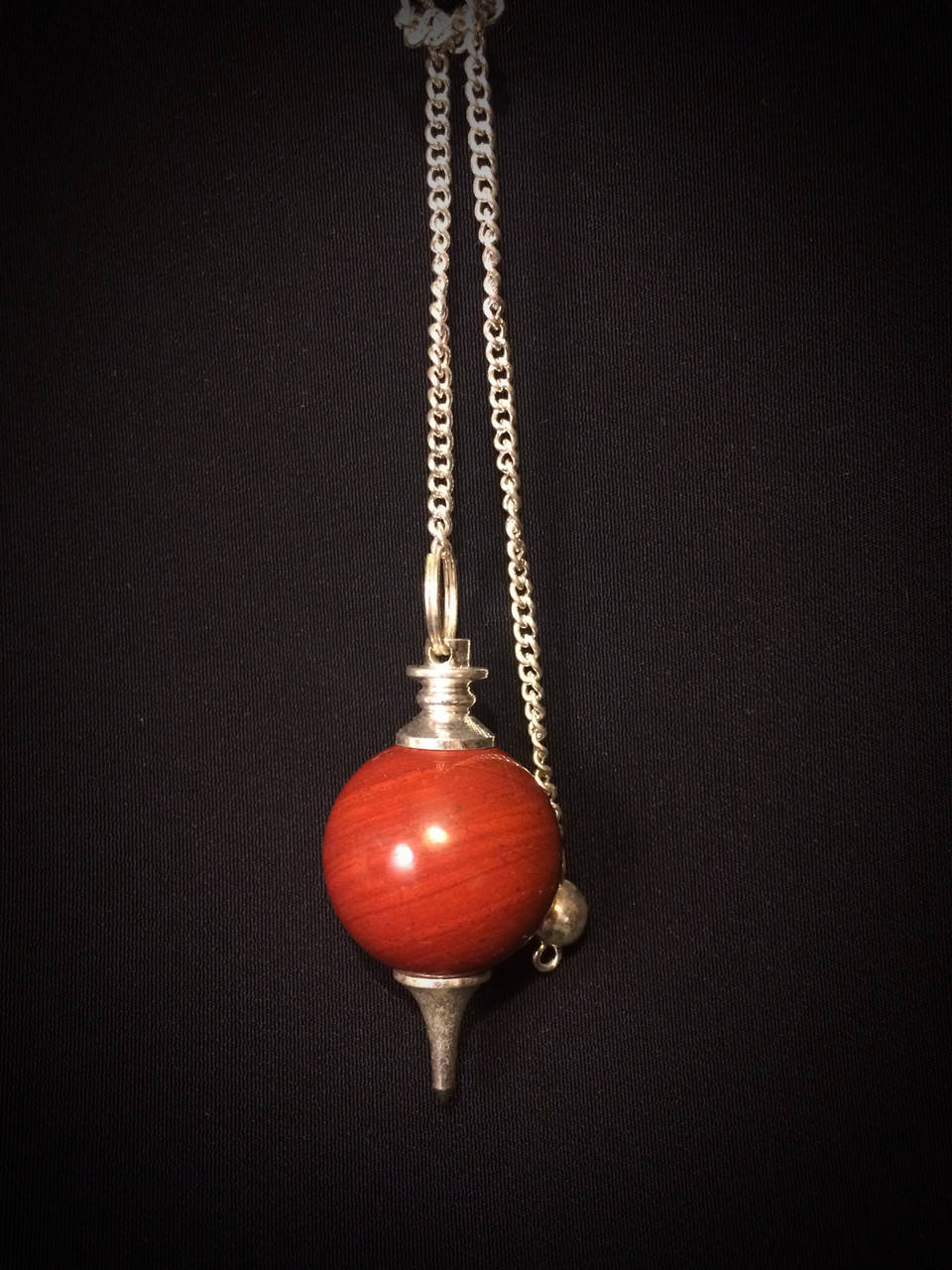 

Маятник из яшмы на цепочке.