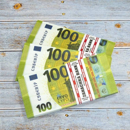 

Пачка денег по 100 евро сувенир