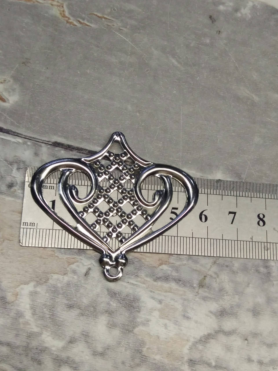 

Филигрань 55на 50 мм. Цвет метала серебро.