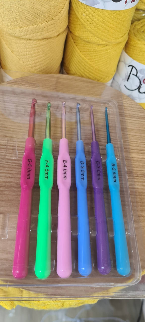 

Крючки цветные с пластиковой ручкой (набор 6шт) №2.5-№5, Белый