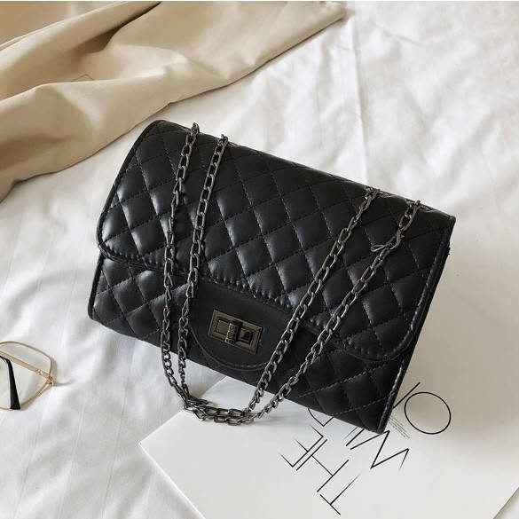 

Женская классическая сумка кросс-боди через плечо на черной цепочке черная, Черный