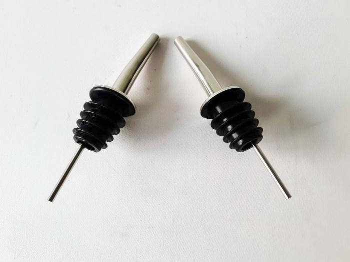 

Пробка для бутылки с дозатором пластмассовая в наборе 2 штуки d 2 cm, L 11 cm.