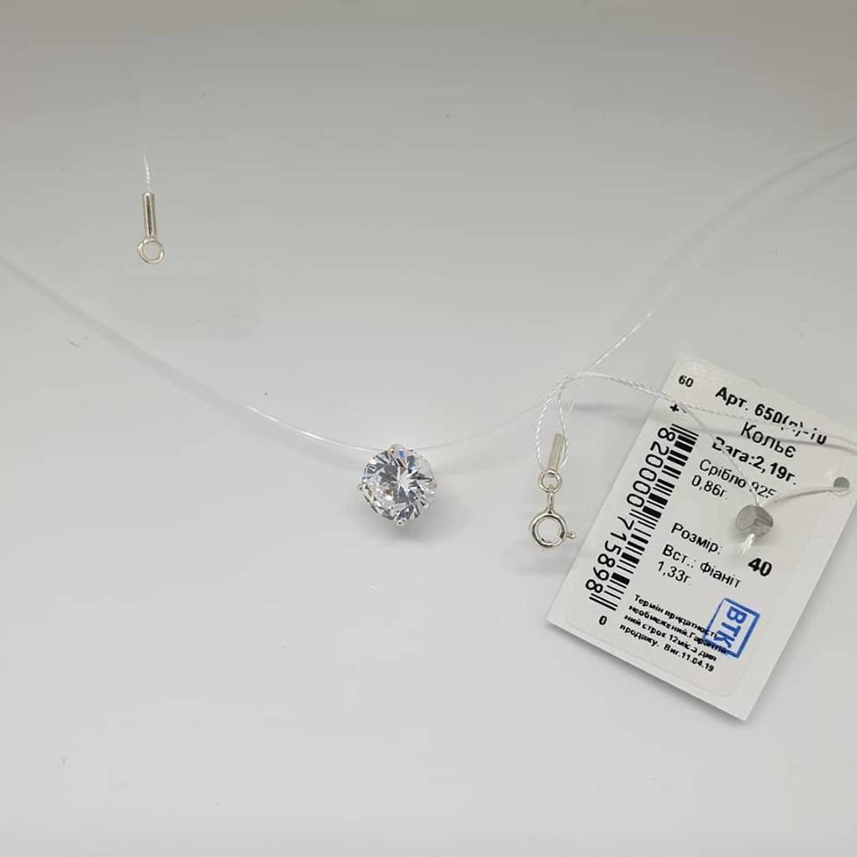 

Колье на мягкой леске с подвеской из камня фианита округлой формы диаметром 8 мм с серебряной застежкой