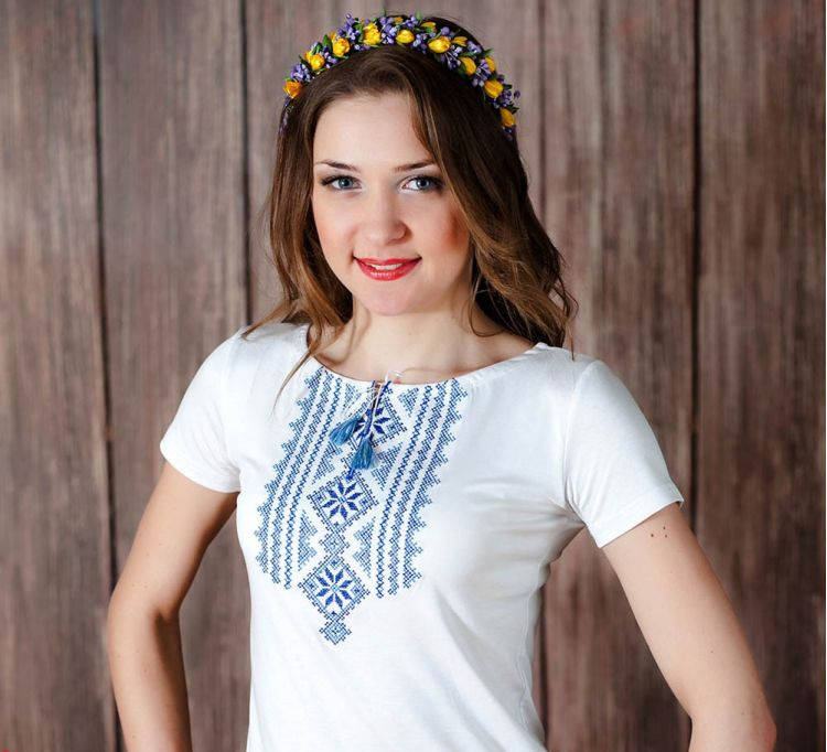 

/ Размер S, M L, XL, 3XL / Женская футболка-вышиванка с синим орнаментом BK19, Черный