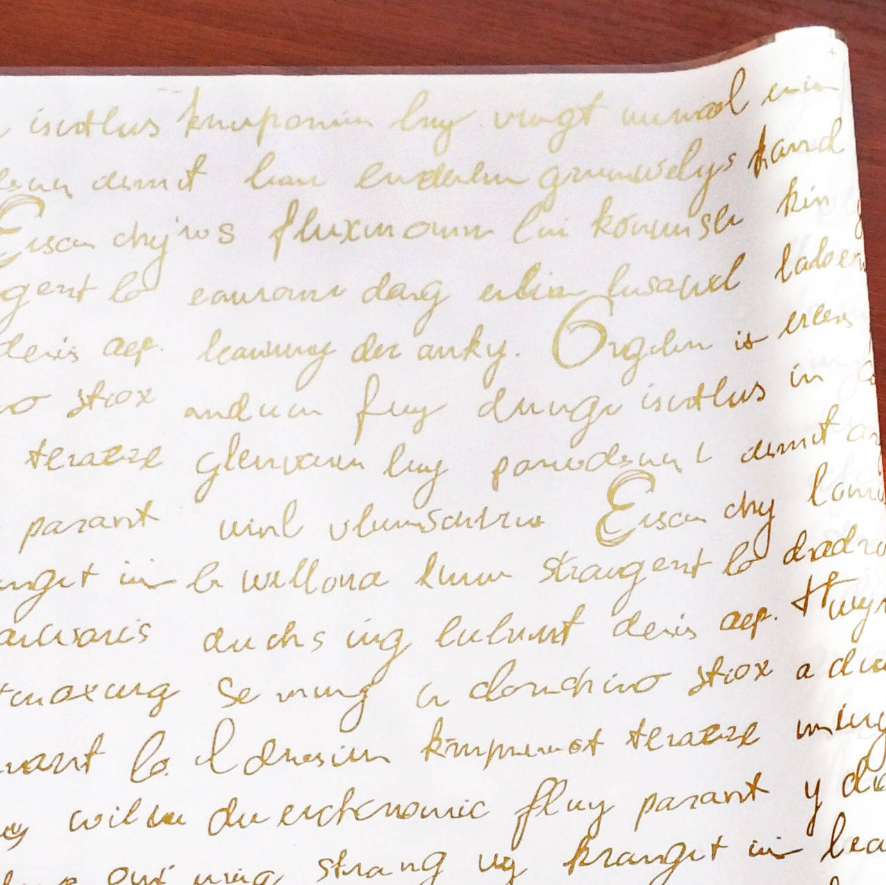 

Тонированная пленка "Письмо" (60 см, 200 г) золотое на белом