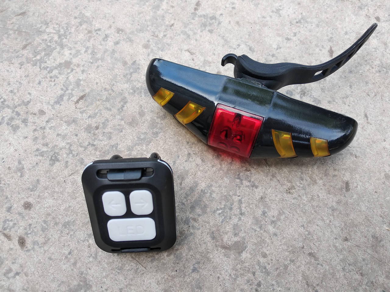 

Велофонарь с указателями поворотов на пульте ДУ