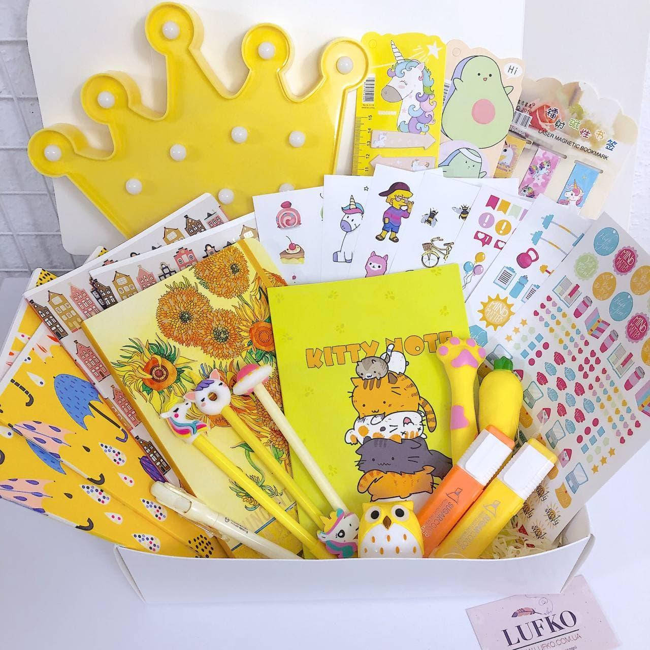 

Подарочный набор канцелярии "Back to school" с ночником Yellow XL, Разные цвета