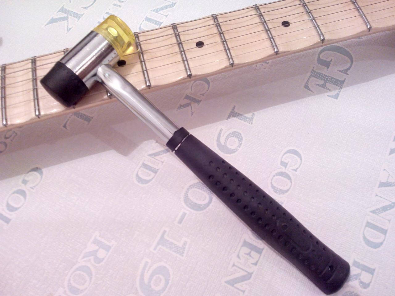 

Резиновый молоток киянка для посадкит ладов на грифе