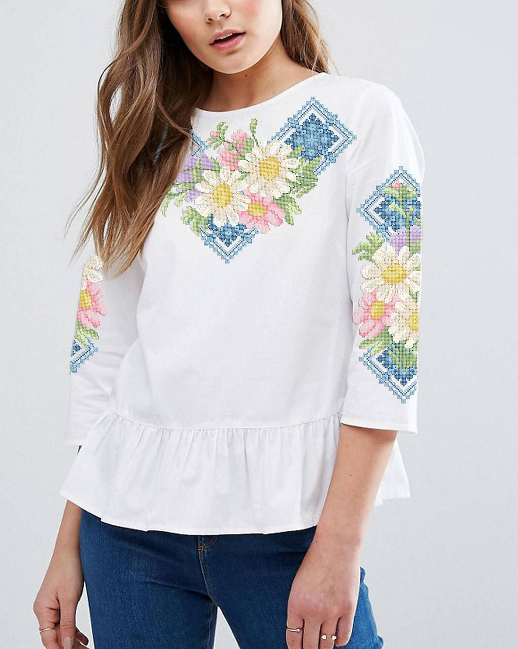 

Заготовка вышиванки женской сорочки / блузы для вышивки бисером «Ромашки в голубому орнаменті» Габардин (белый)