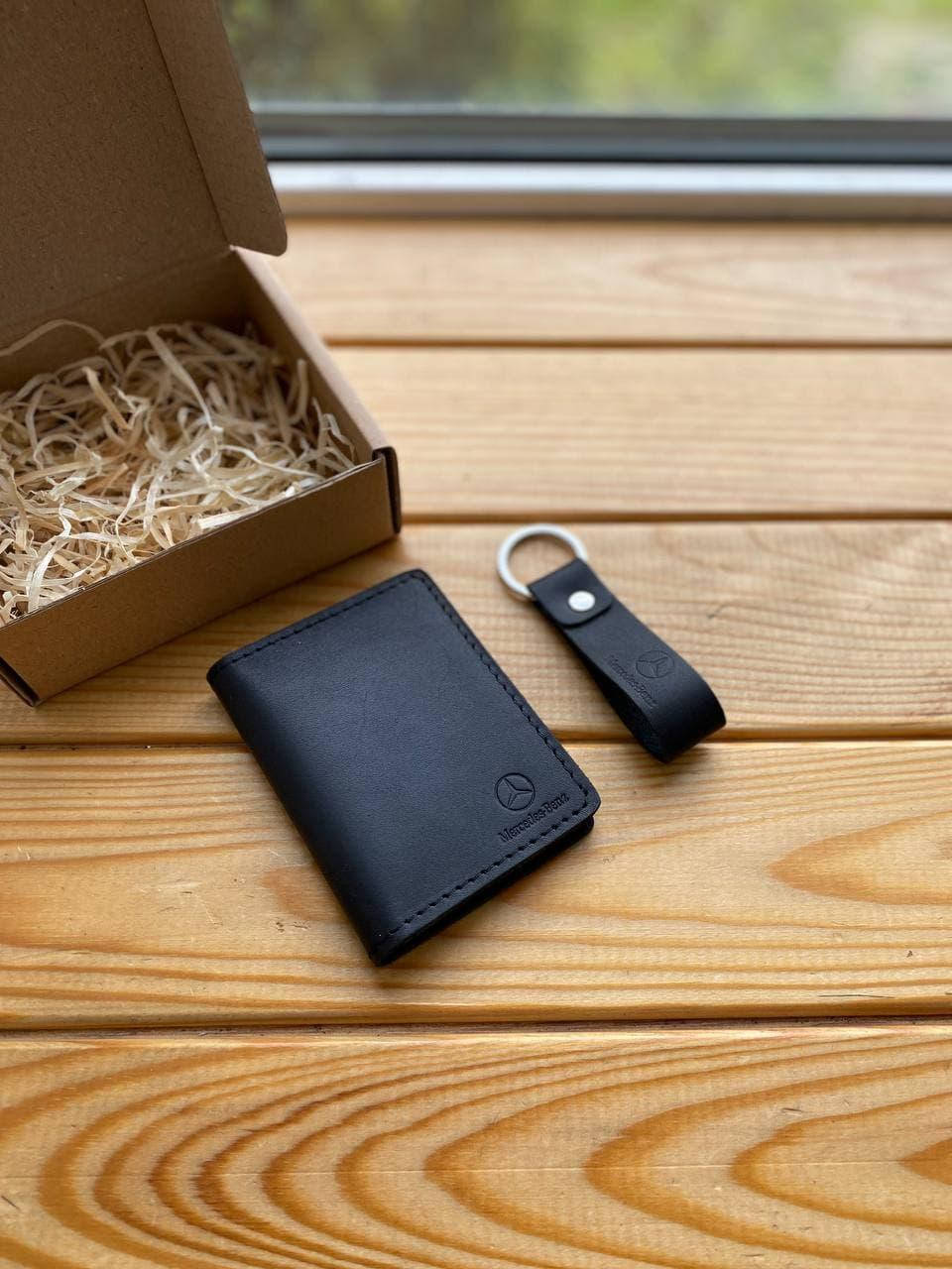 

Набор кожаных аксессуаров MERCEDES-BENZ (обложка для прав тех.паспорта и брелок на кольце) черный