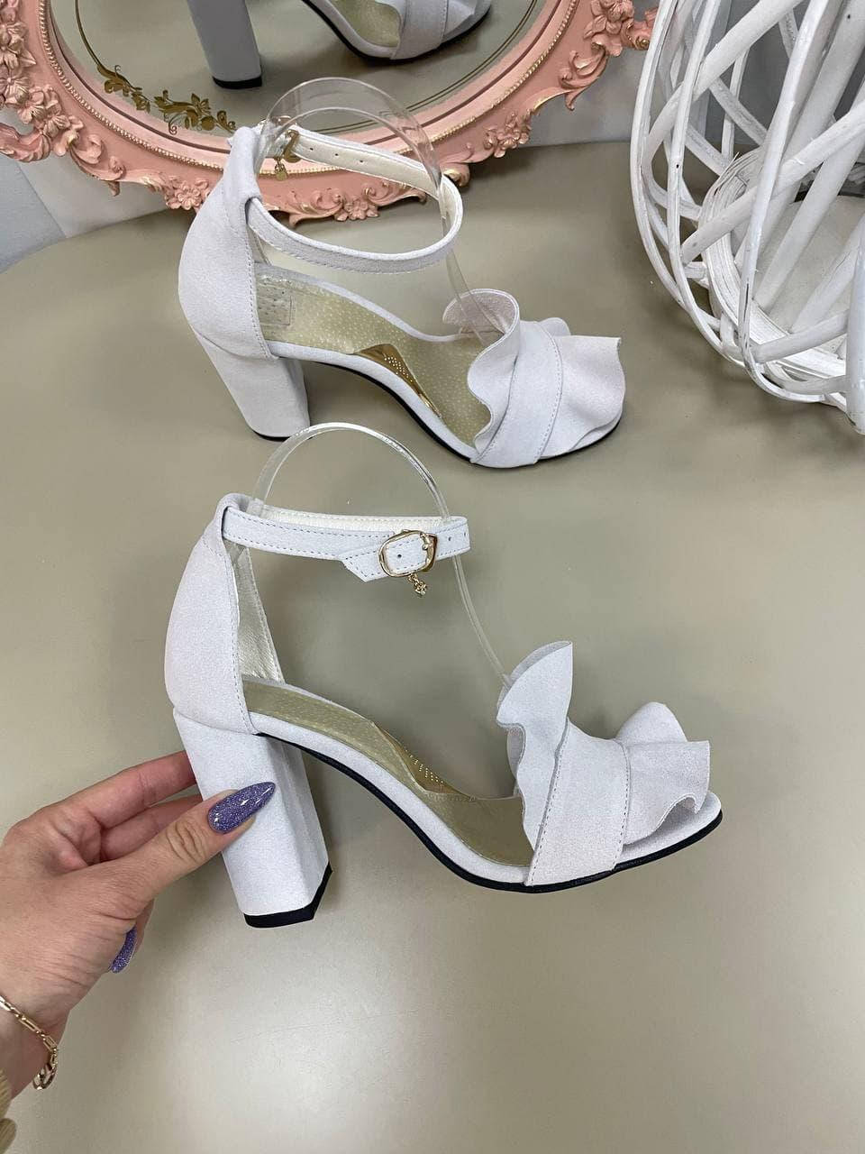

Женские босоножки на каблуке белые кожа Италия 40