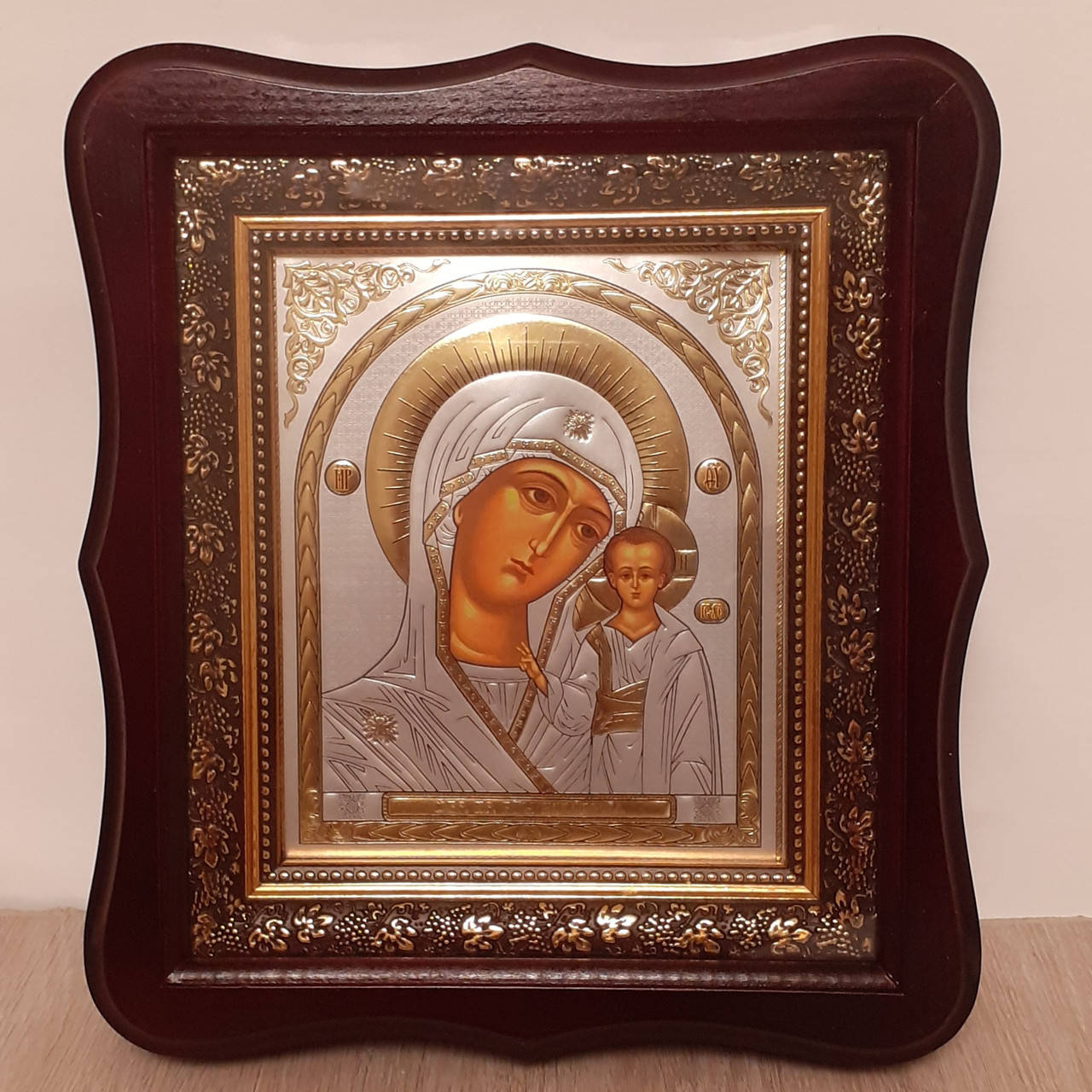 

Икона Пресвятая Богородица Казанская, лик 15х18 см, в темном деревянном киоте.