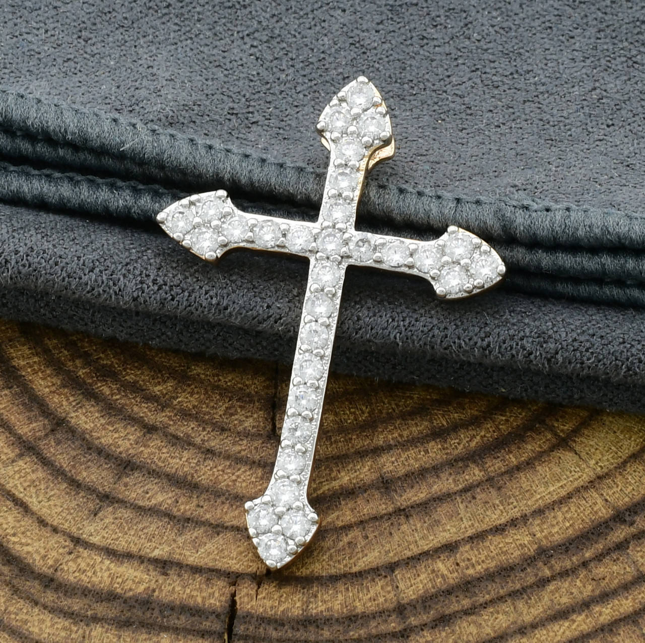 

Крестик с родированием для цепочки до 2 мм 70964 размер 33х23 мм белые фианиты вес 1.9 г позолота 18К