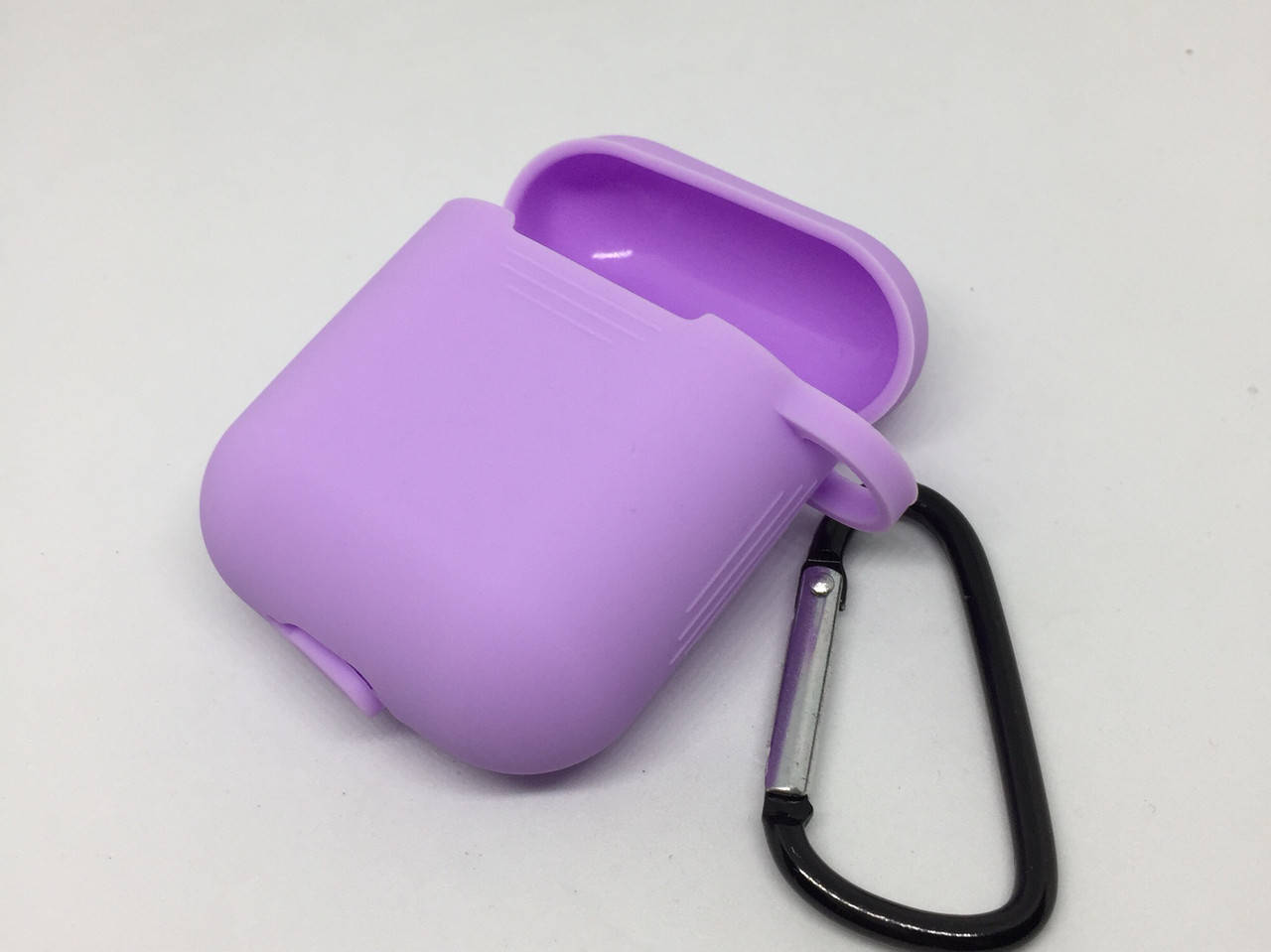 

Силиконовый чехол для AirPods 1 2 с карабином лиловый