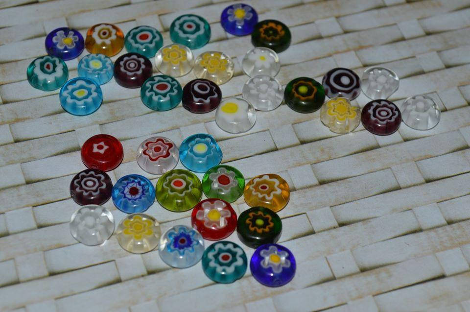 

Стеклянная бусина с цветами. 10 на 4 мм.