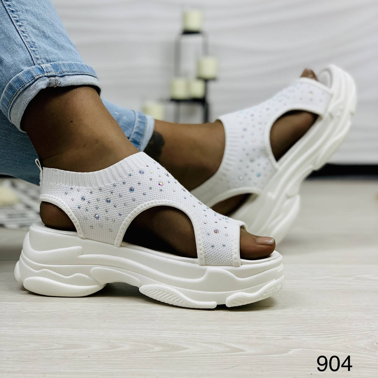 

Женские спортивные белые босоножки в стразах на массивной подошве СКИДКА на последний 36 рр