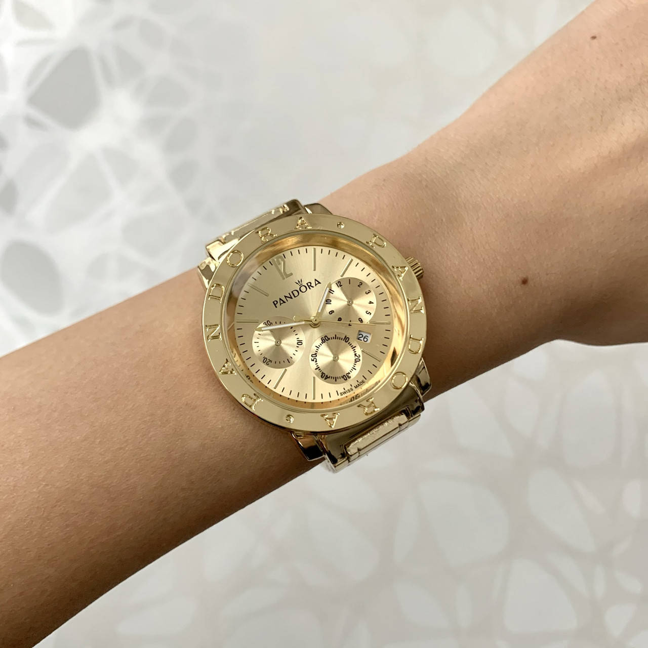 

Женские наручные часы металлические с датой золотистые