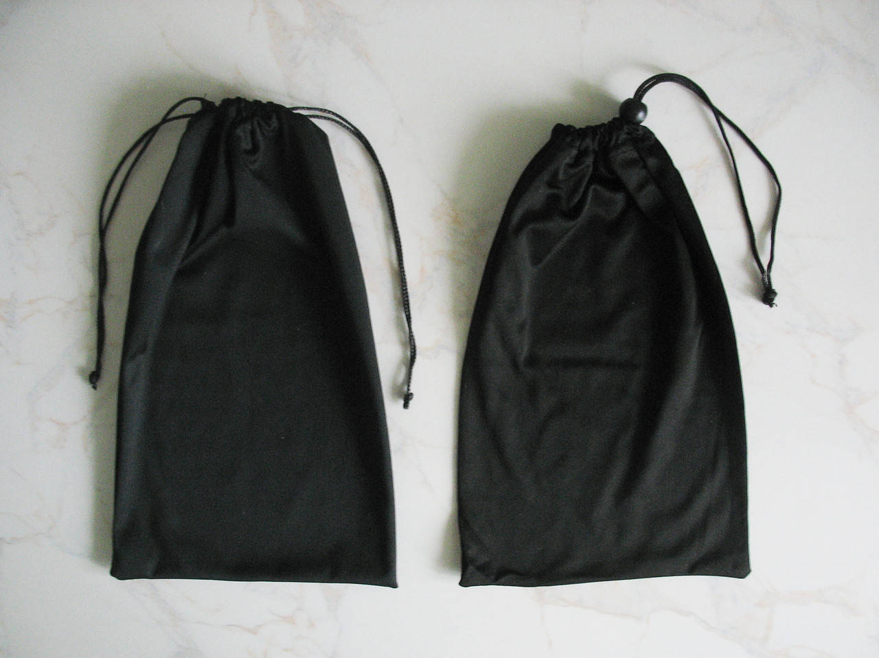 

Мешочек / чехол / кисет с затяжками для хранения лыжных масок, из микрофибры (15 * 25 см)