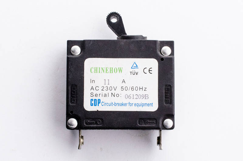 

Автомат напряжения 11А 230V для генераторов 2 кВт - 3 кВт
