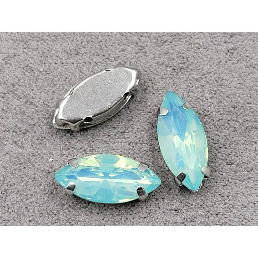 

Страз в цапах. Размер 7*15. (акрил ). Цвет - зелёный опал