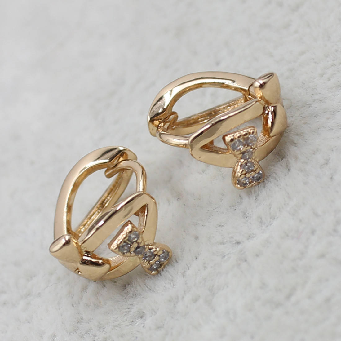 

Серёжки женские золотистого цвета Xuping Jewelry кольцо конго Бантики с камушками 18K