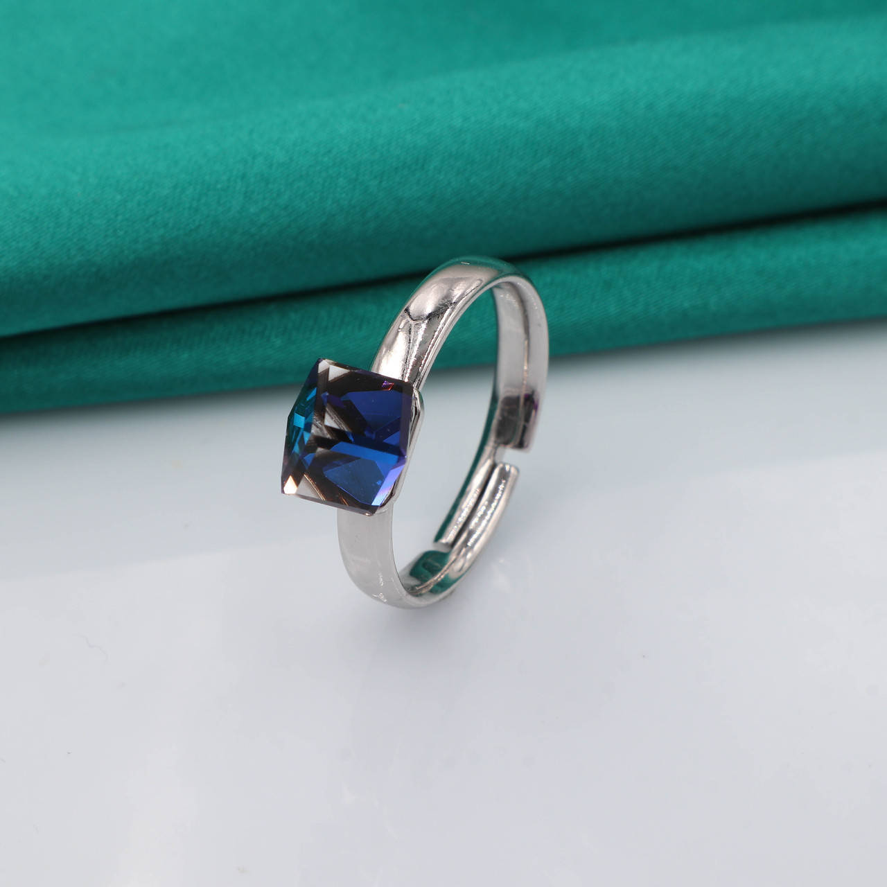 

Кольцо "Куб" с синим Swarovski, р.18,5, медсталь Xuping, родий